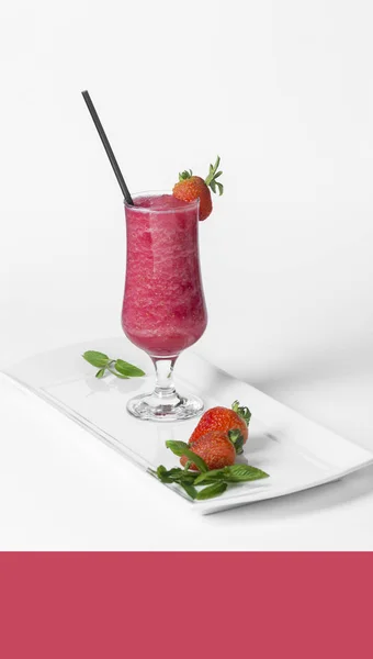 Smoothie aux fraises sur fond blanc — Photo