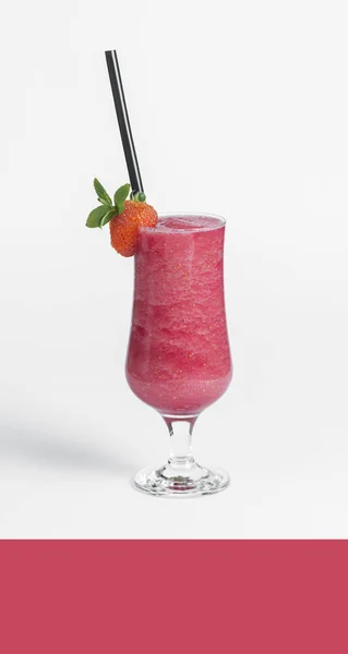 Strawberry smoothie op witte achtergrond — Stockfoto