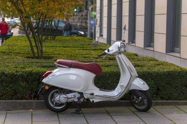 Vintage scooter sokakta duruyor