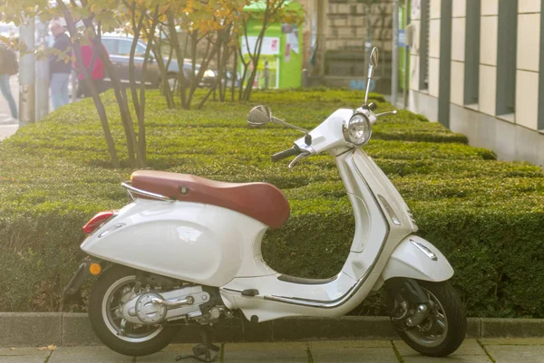 Vintage scooter sokakta duruyor