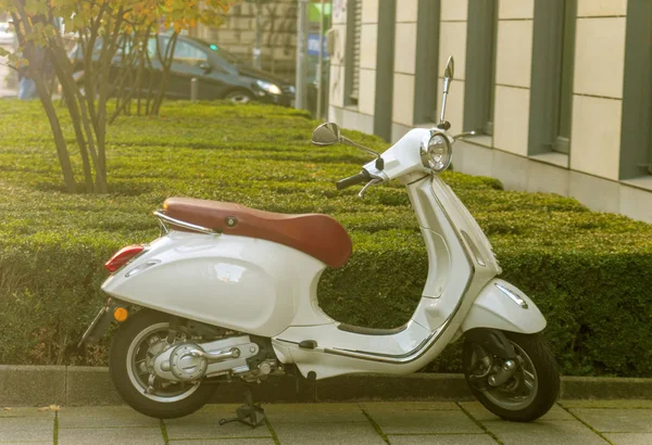 Vintage scooter se tient dans la rue — Photo