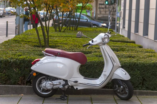 Vintage skoter står i street — Stockfoto