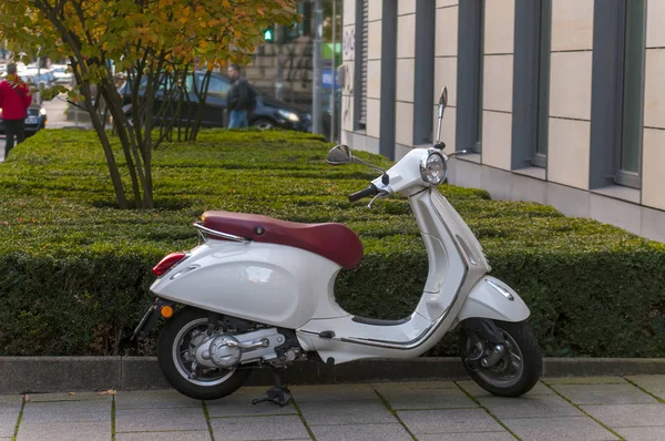 Vintage scooter se tient dans la rue — Photo