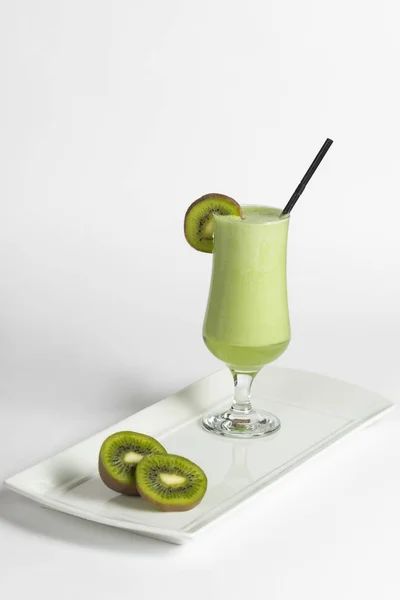 Kiwi smoothie em fundo branco — Fotografia de Stock