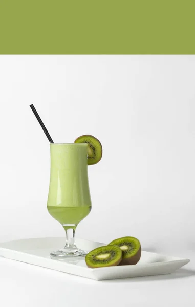 Kiwi smoothie sur fond blanc — Photo