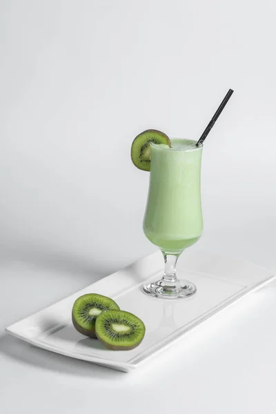 Kiwi smoothie beyaz arkaplanda — Stok fotoğraf