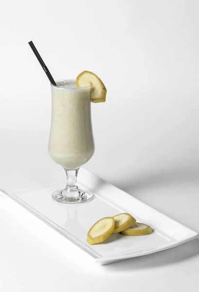 Banaan smoothie op witte achtergrond — Stockfoto