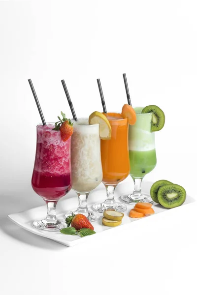 Batido de fresa, kiwi, zanahoria y plátano sobre fondo blanco — Foto de stock gratis