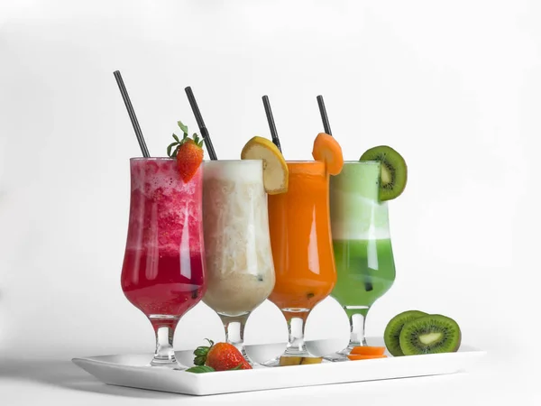 Jordgubbar, kiwi, morot och banan smoothie på vit bakgrund — Stockfoto