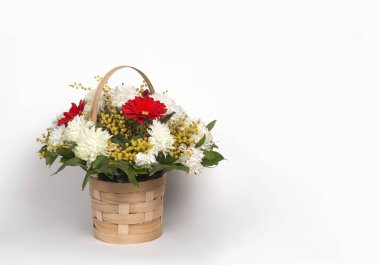 Sepette beyaz zemin üzerine çiçek buketi