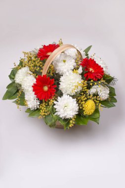 Sepette beyaz zemin üzerine çiçek buketi