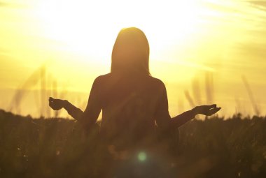 gün batımında huzur ve yoga pratik kullanımda