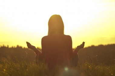 gün batımında huzur ve yoga pratik kullanımda
