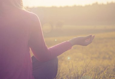 gün batımında huzur ve yoga pratik kullanımda