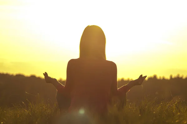 Sérénité et pratique du yoga au coucher du soleil — Photo