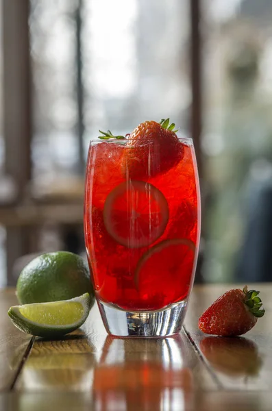 Verse Aardbeien Limonade Met Citrus Houten Tafel — Stockfoto