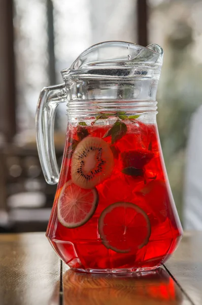 Limonada de morango com limão e hortelã — Fotografia de Stock