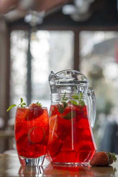 Erdbeer-Limonade mit Limette und Minze — Stockfoto