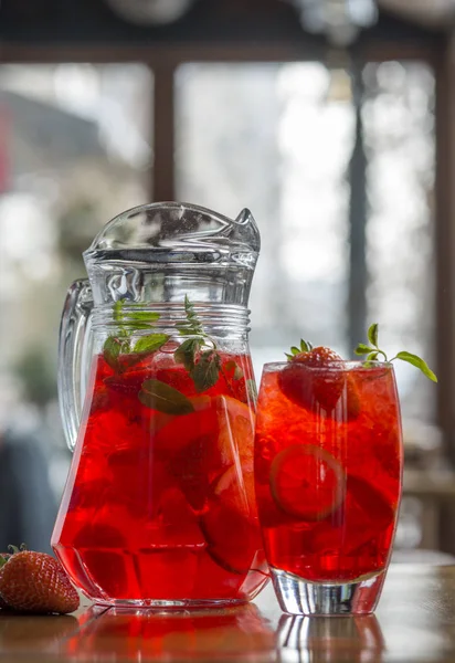 Limonada de morango com limão e hortelã — Fotografia de Stock