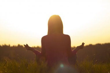 gün batımında huzur ve yoga pratik kullanımda