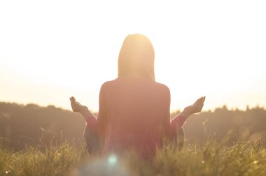 gün batımında huzur ve yoga pratik kullanımda