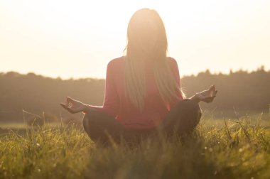 gün batımında huzur ve yoga pratik kullanımda