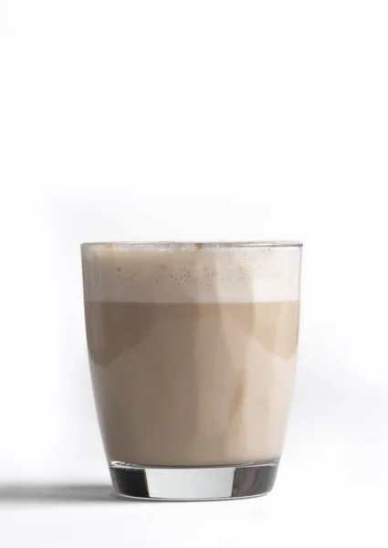 Milchkaffee Glasschale Auf Weißem Hintergrund — Stockfoto