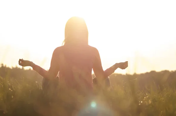Praktyka jogi i spokoju w o zachodzie słońca — Zdjęcie stockowe