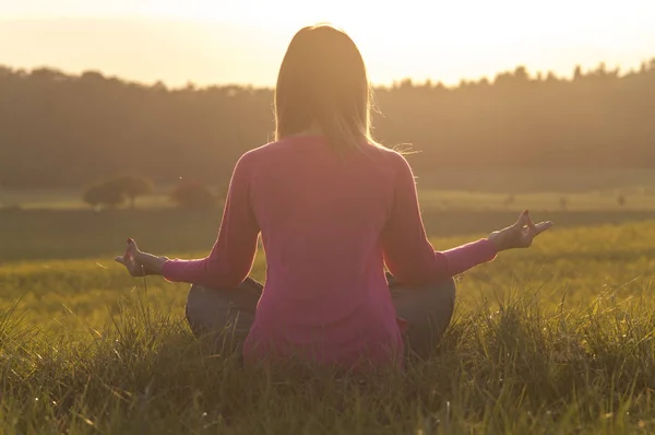 Gün batımında huzur ve yoga pratik kullanımda — Stok fotoğraf