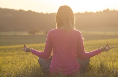 gün batımında huzur ve yoga pratik kullanımda