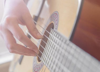 El ile gitar çalmayı \ / sanatçı \ / müzisyen