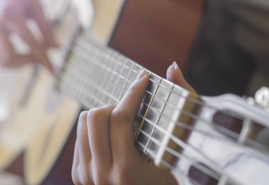 akustik gitar çalmaya kadının elleri yakın çekim