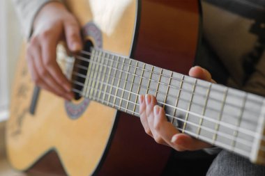 akustik gitar çalmaya kadının elleri yakın çekim