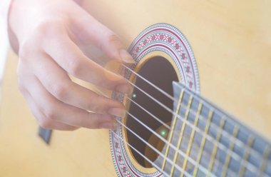 akustik gitar çalmaya kadının elleri yakın çekim