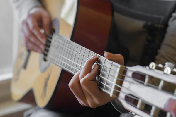 Las manos de la mujer tocando la guitarra acústica, de cerca — Foto de Stock
