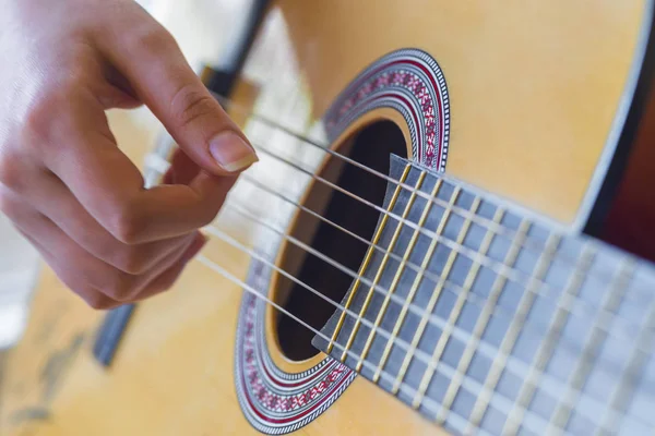 akustik gitar çalmaya kadının elleri yakın çekim