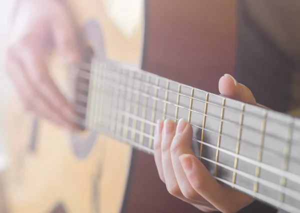Las manos de la mujer tocando la guitarra acústica, de cerca — Foto de Stock