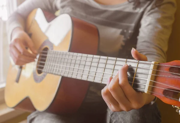 アコースティック ギターを演奏する女性の手のクローズ アップ  — 無料ストックフォト