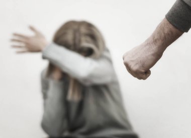 Adam karısını aile içi şiddet gösteren dayak
