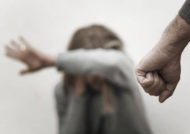 Adam karısını aile içi şiddet gösteren dayak