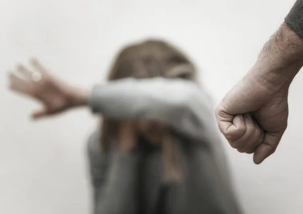 Hombre golpeando a su esposa ilustrando violencia doméstica —  Fotos de Stock