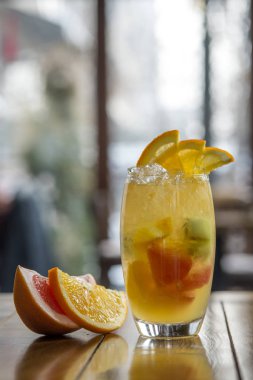 portakal, greyfurt, limon ve kivi ahşap bir sekmede üzerinden limonata