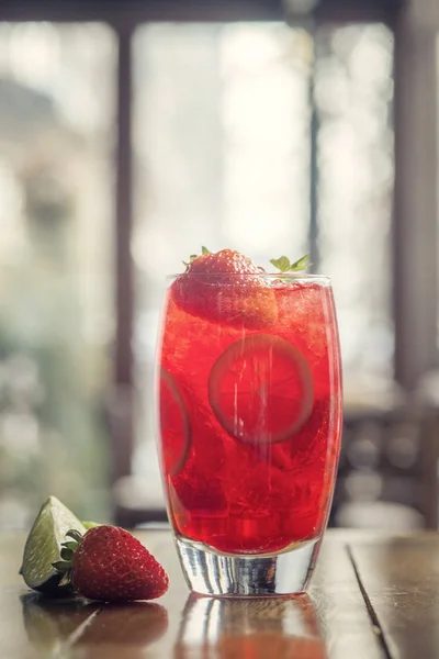 Erdbeer-Limonade mit Limette und Minze — Stockfoto
