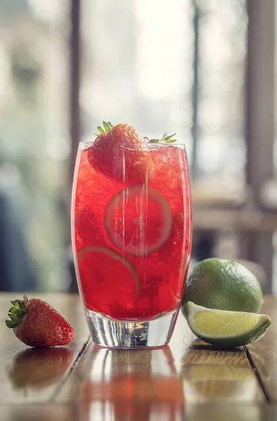 Aardbeien limonade met limoen en munt — Stockfoto