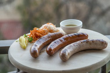 Kesme tahtasının üzerinde tütsülenmiş sosis. Yiyecek konsepti