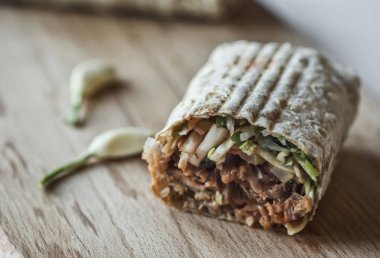 shawarma sandviç, Hünkar, gyro ahşap bir masa üzerinde