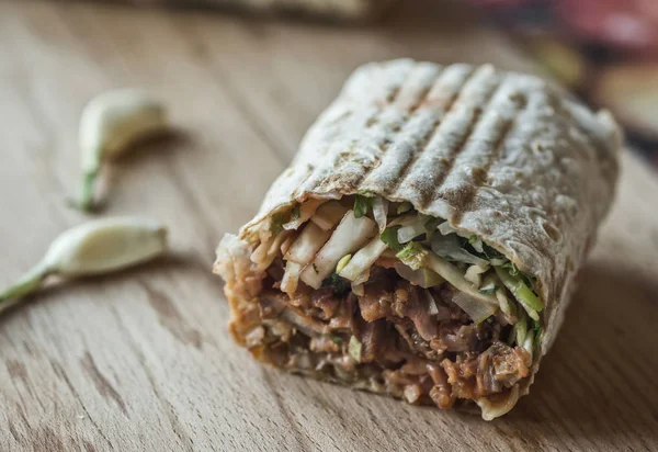 Shawarma sandwich, doner kebab, giroscopio en una mesa de madera —  Fotos de Stock