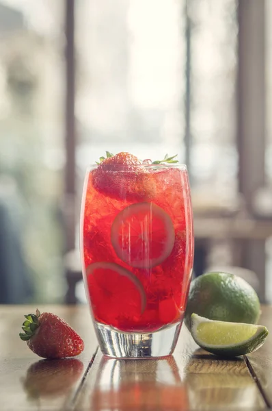 Verse Aardbeien Limonade Met Citrus Houten Tafel — Stockfoto