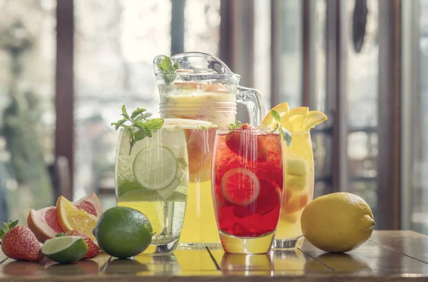 Diferentes limonadas con fresa, naranja, kiwi, limón, pomelo — Foto de Stock
