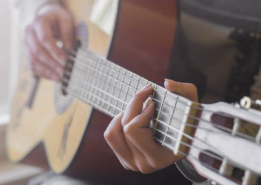 akustik gitar çalmaya kadının elleri yakın çekim